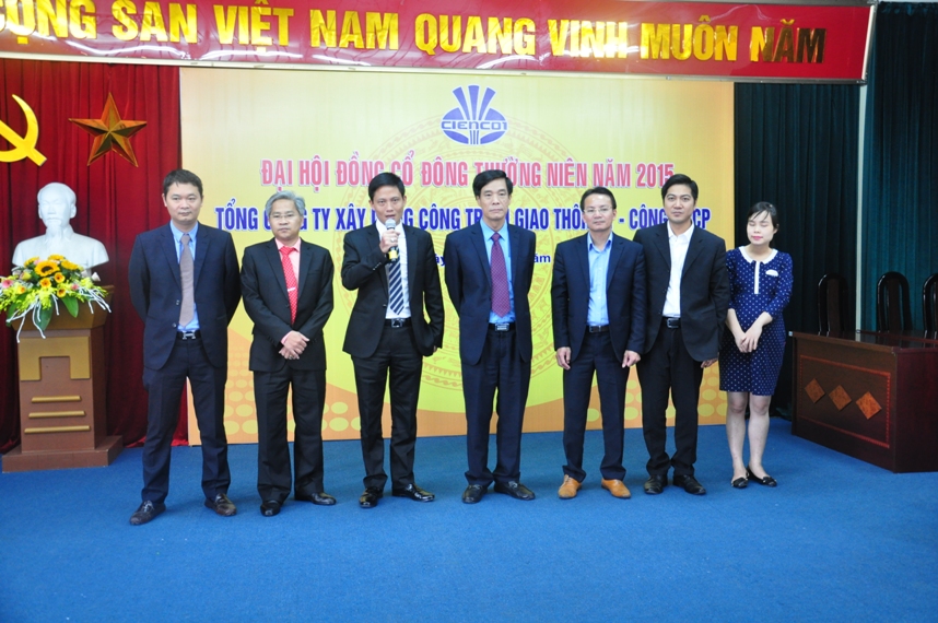 Chủ tịch HĐQT Nguyễn Ngọc Hòa thay mặt HĐQT và BKS phát biểu tại đại hội