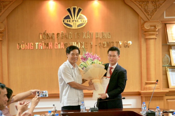Chủ tịch HĐQT Cấn Hồng Lai tặng hoa và trao quyết định bổ nhiệm Tổng giám đốc cho ông Đinh Văn Thanh