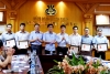 Các Đ/c lãnh đạo TCT trao bằng “Lao động sáng tạo” của Tổng Liên Đoàn lao động Việt Nam cho các cá nhân đạt thành tích.