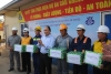 Phó Thủ tướng Nguyễn Xuân Phúc tặng quà các đơn vị thi công