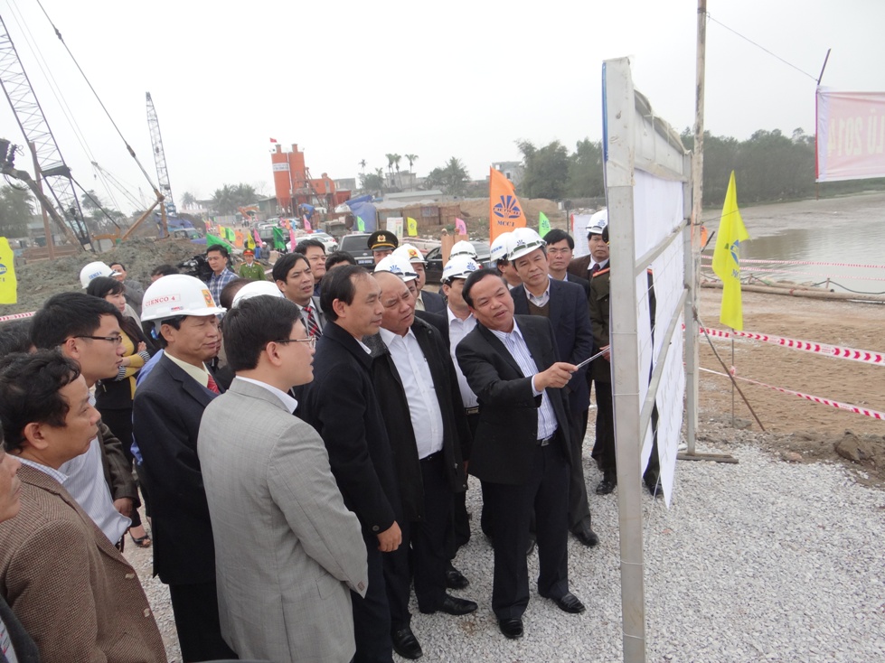 Phó Thủ tướng Nguyễn Xuân Phúc kiểm tra tiến độ thi công dự án cầu Nguyệt Viên