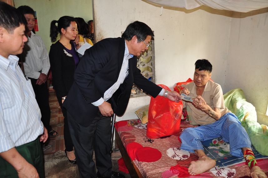 Công Đoàn TCT Trao tặng quà và quần áo cho CNLĐ cùng đồng bào nghèo tỉnh Tuyên Quang