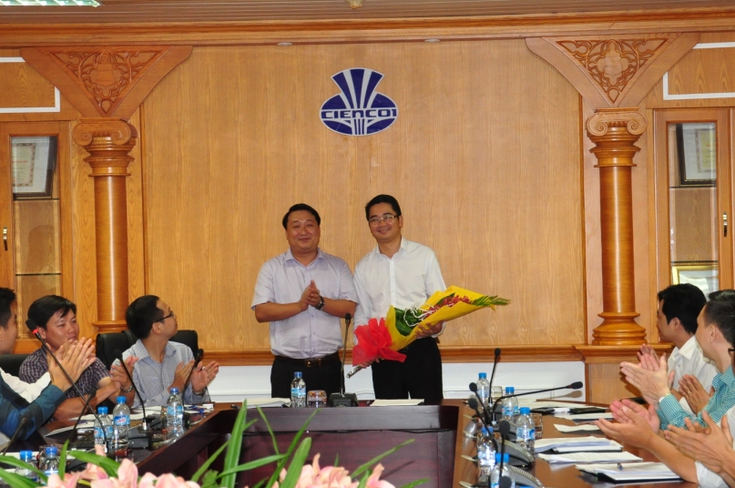 Đồng chí Nguyễn Khánh Bình ( trái) tặng hoa chúc mừng đồng chí Nguyễn Quốc Thế trúng cử Bí thư ĐTN TCT