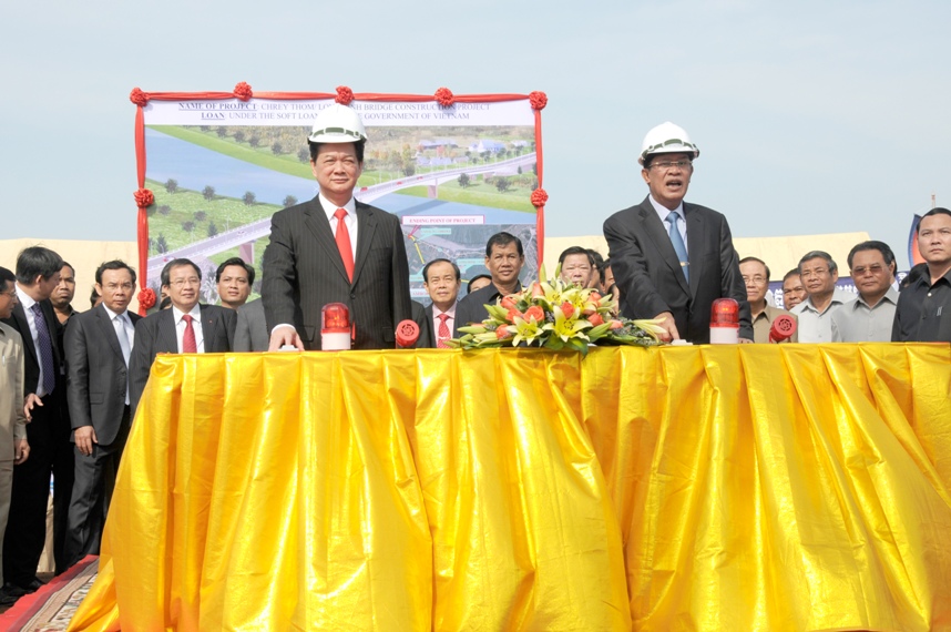 Thủ tướng Nguyễn Tấn Dũng cùng Thủ tướng Campuchia Hunsen đã phát lệnh khởi công dự án xây dựng cầu Long Bình - Chray Thom