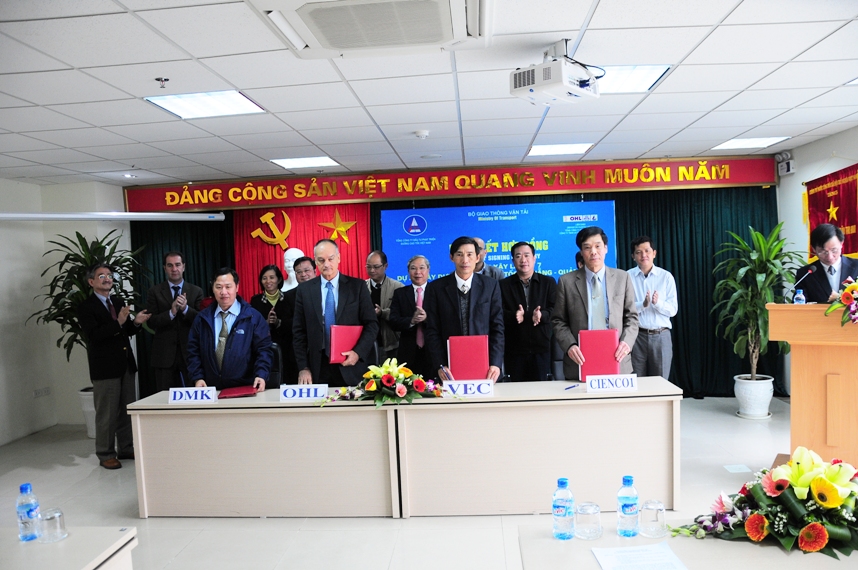 Tổng giám đốc Cấn Hồng Lai cùng lãnh đạo liên danh CIENCO1- DMK-OHL ký hợp đồng cùng Chủ tịch HĐTV VEC