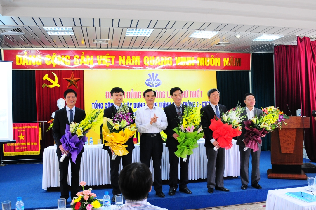 Thứ trưởng Bộ GTVT Trương Tấn Viên tặng hoa chúc mừng 5 uỷ viên HĐQT