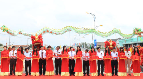 phó TGĐ Nguyễn Duy Thắng ( thứ 2 từ trái sang) cùng lãnh đạo tỉnh Bình Dương tiến hành nghi lễ khánh thành dự án