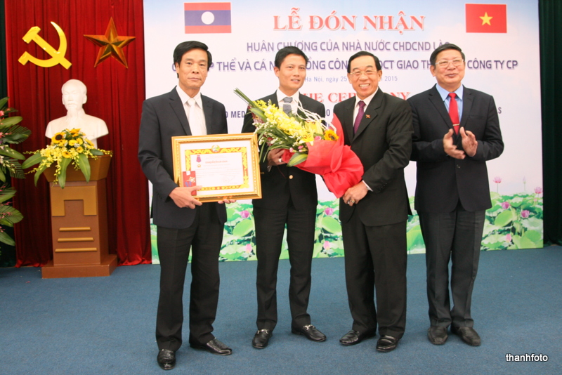 Bộ trưởng Bounchanh Sinthavon trao Huân chương Độc lập hạng Nhì của Chủ tịch nước CHDCND Lào cho tập thể Cienco1