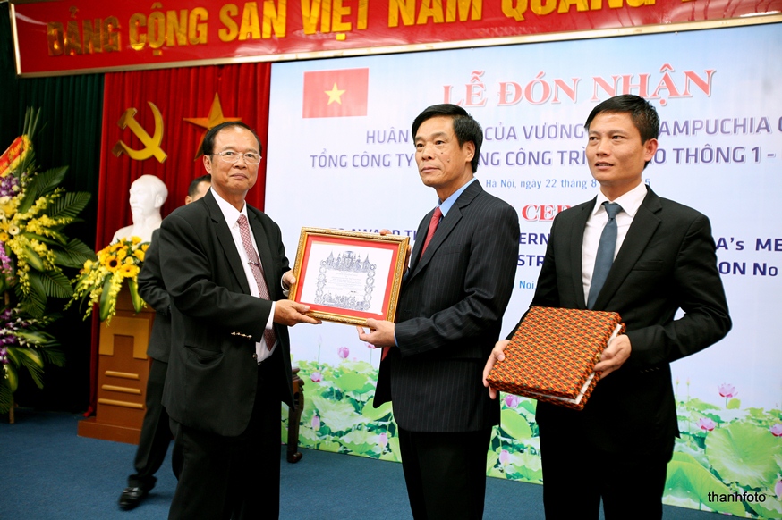 Bộ trưởng Tram IV Tek trao Huân chương Hữu nghị Hạng nhì của Vương quốc Cambodia cho CIENCO1