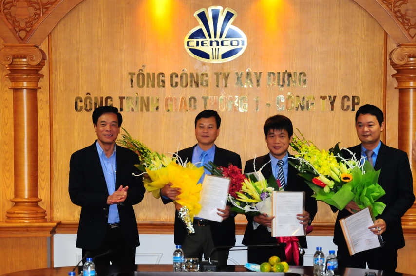 Chủ tịch HĐQT Cấn Hồng Lai tặng hoa và trao quyết định bổ nhiệm cho Tổng giám đốc và 02 Phó TGĐ