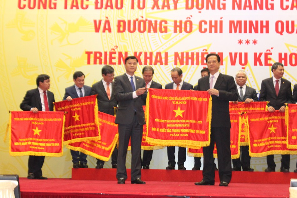 Thủ tướng Chính phủ Nguyễn Tấn Dũng trao cờ thi đua xuất sắc cho CIENCO1
