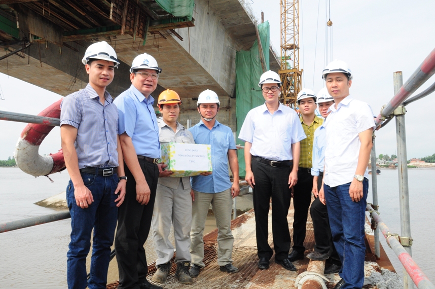 Công đoàn TCT thăm tặng quà người lao động nhân dịp tháng công nhân 2016