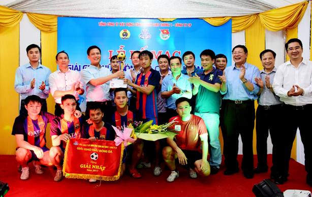 Chủ tịch HĐQT Nguyễn Ngọc Hòa trao cup Vô địch cho đội bóng Công ty CP Cầu 12