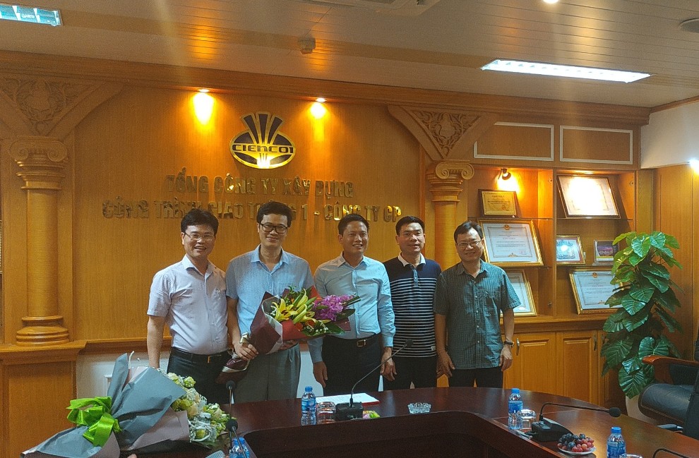 Lãnh đạo TCT trao quyết định và tặng hoa cho tân giám đốc Công ty TCCG1