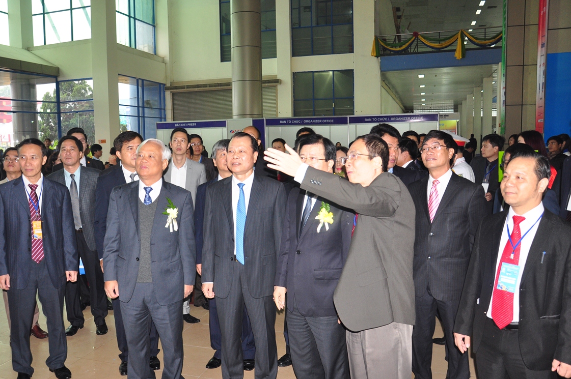 Phó Chủ tịch Quốc Hội Uông Chu Lưu, Phó Thủ tướng Vũ Văn Ninh cùng các đồng chí lãnh đạo Bộ, ngành thăm quan gian hàng triển lãm của CIENCO1